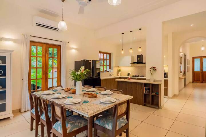 Dining area image 2