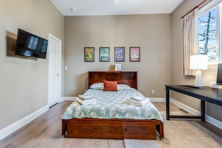 Spálňa 1 – menšia manželská posteľ typu Murphy s vlastnou kúpeľňou – 1. poschodie 