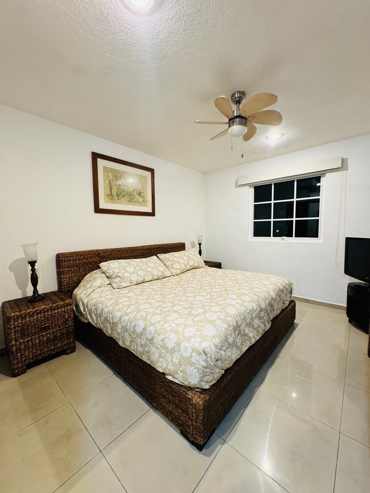 Kitanda cha ukubwa wa kifalme cha chumba cha kulala 