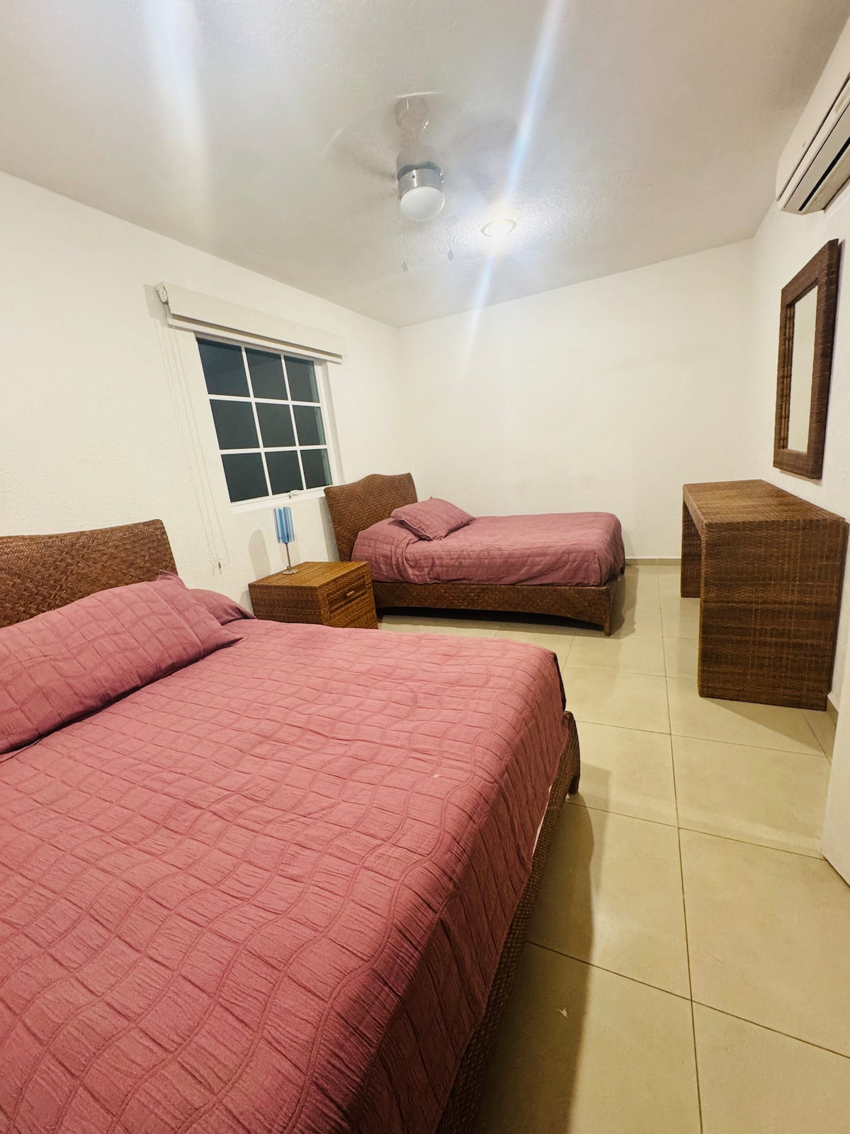 Chumba cha kulala chenye vitanda 2 vya ukubwa wa kifalme 