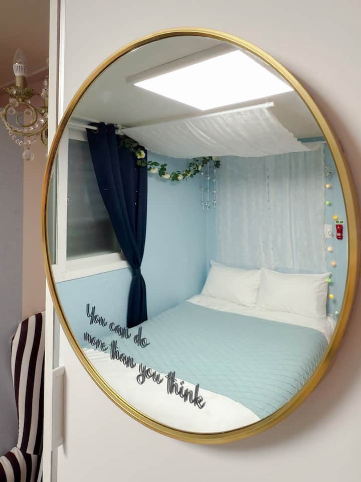 ภายใต้แสงไฟอบอุ่น พื้นที่อารมณ์ของ BINNA STAR ที่ห้องนอนสีเขียวสะท้อนแสงในกระจก
การเข้าพักที่สะดวกสบายและสร้างแรงบันดาลใจ