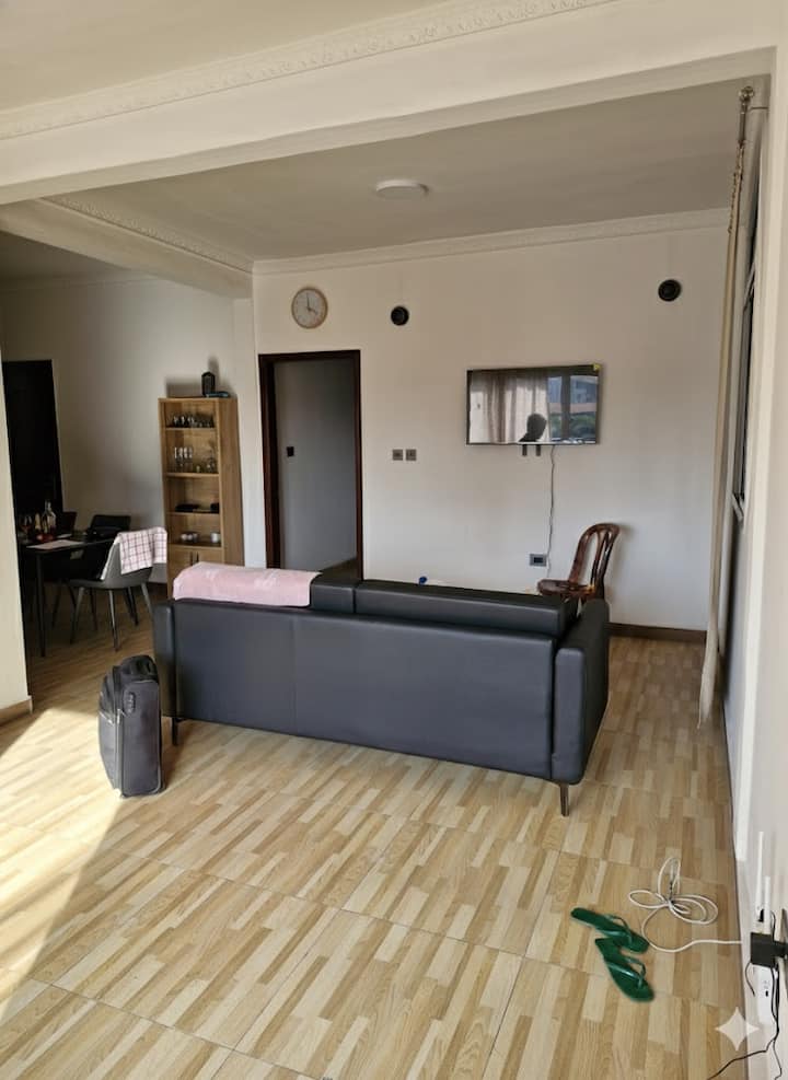 Bon Marché-large Flat With 3 Bedrooms - 킨샤사