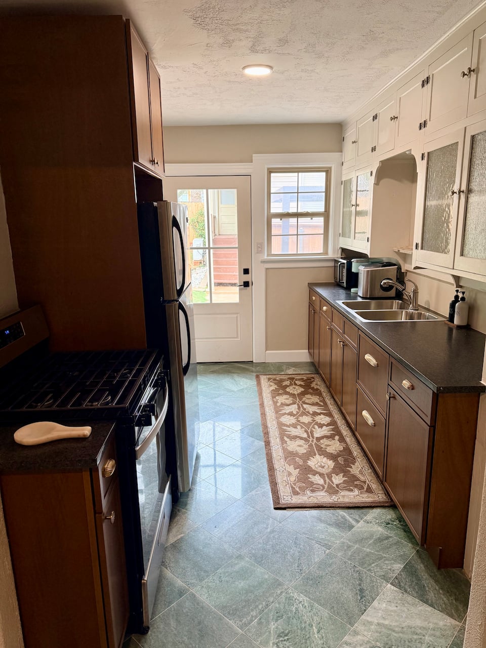 Full kitchen