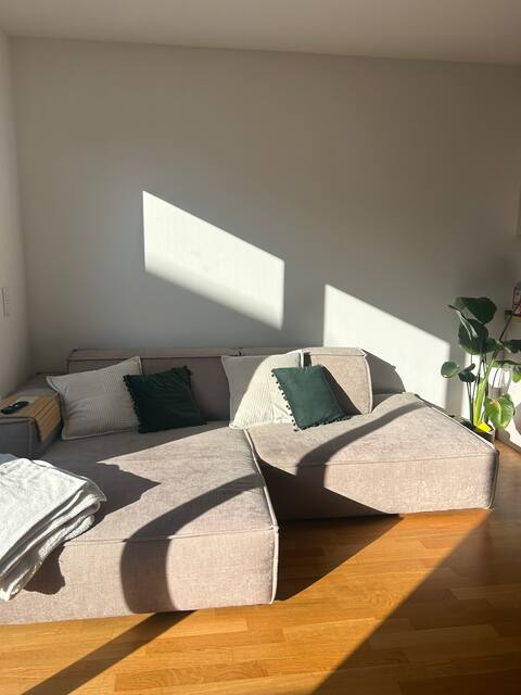 Leistungsstarkes Airbnb: Modern apartment bathed in light in Köln
