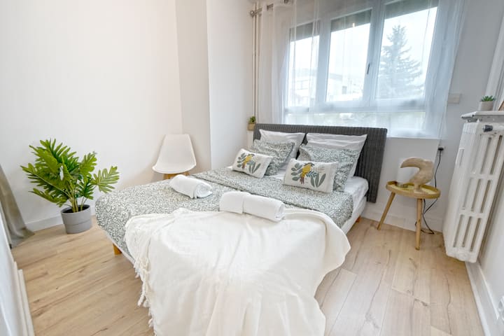 Първа самостоятелна спалня (включени са чаршафи и кърпи).