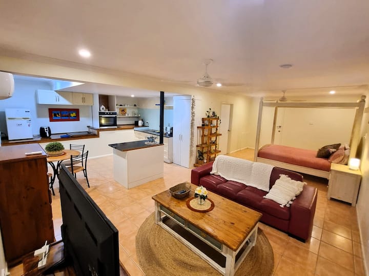 Romantic Retreat In Private Studio With Large Pool - Palm Cove
