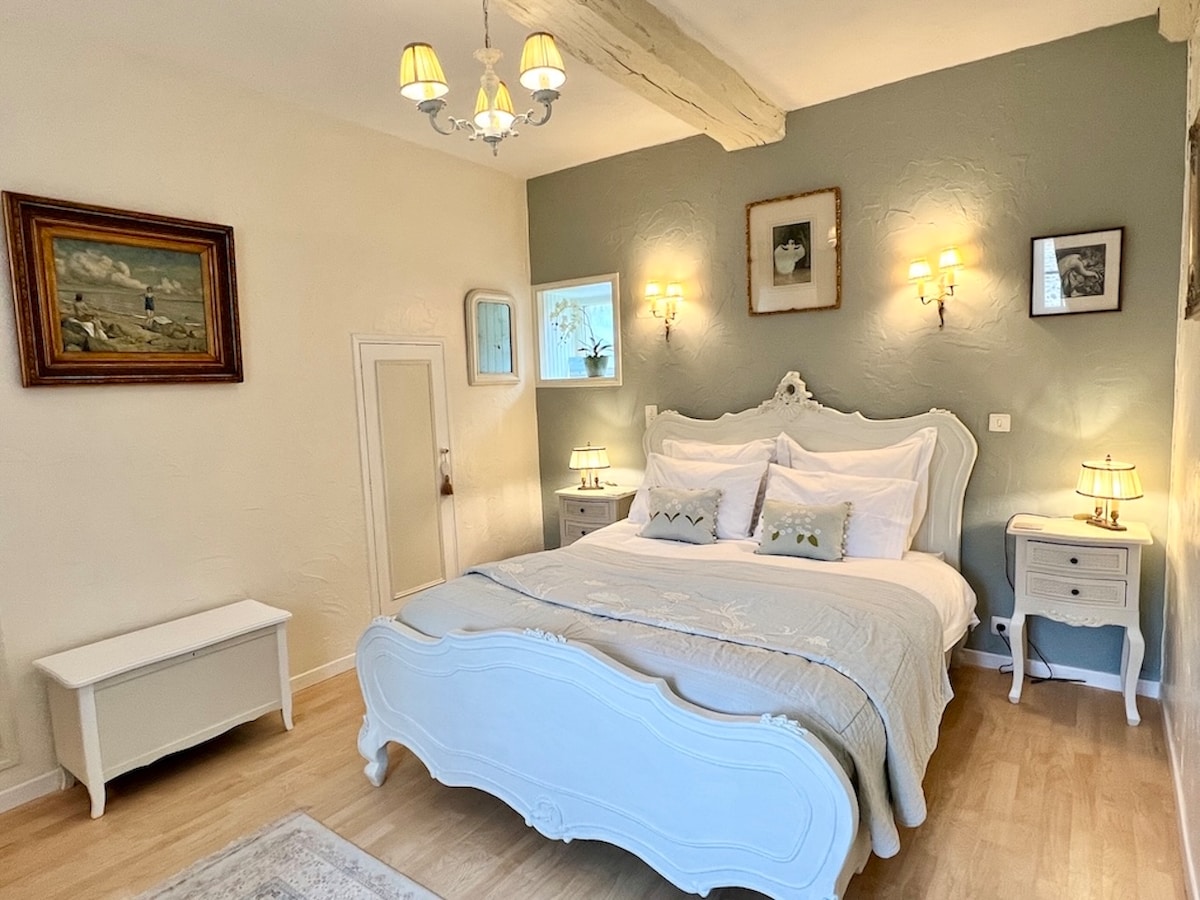 ห้องนอนสไตล์สวยงามที่ชั้นแรกพร้อมเตียงคิงไซส์และห้องอาบน้ำในตัว