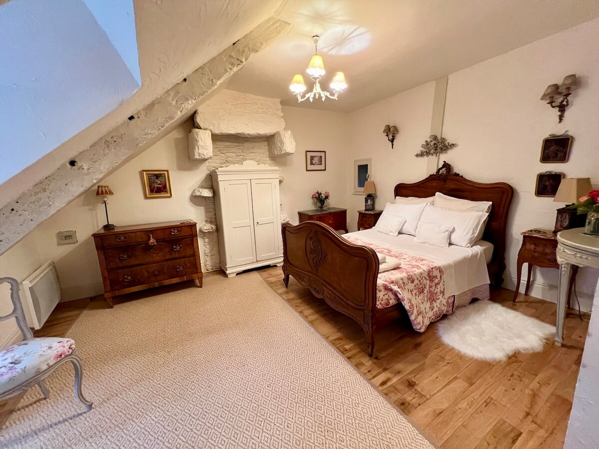 ห้องนอนชั้นบนสุดพร้อมเตียงคิงไซส์