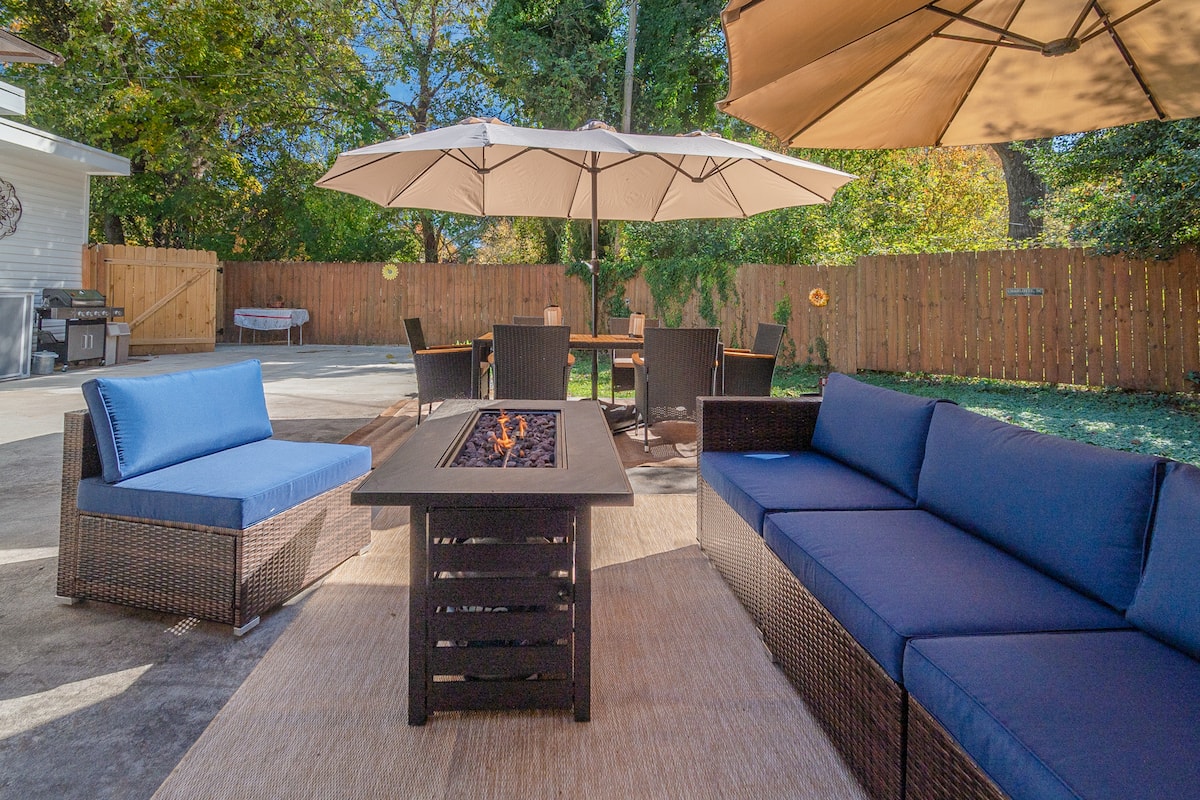 King bedroom with room-darkening shades at Charlotte Garden Oasis
