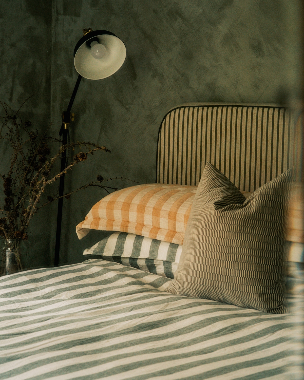 Queen bedroom with cosy linen sheets 