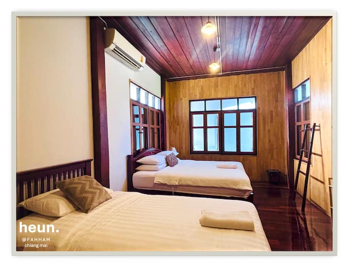 1 суперголямо двойно легло + 1 единично легло/3 души/собствена баня/стая с прозорци