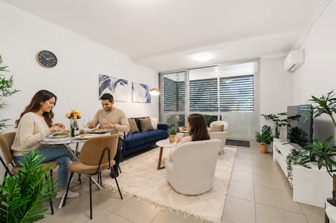 2BR Apt. Redfern | King Beds•Balconies•Gym•Parking