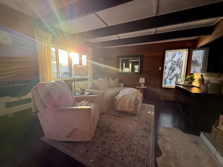 Alpine Retreat|fireplace, Forest Views&cozy Charm - Harrison Hot Springs