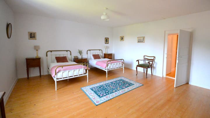 ห้องพักสองเตียงที่สงบพร้อมเสน่ห์วินเทจและผ้าปูที่นอนนุ่ม