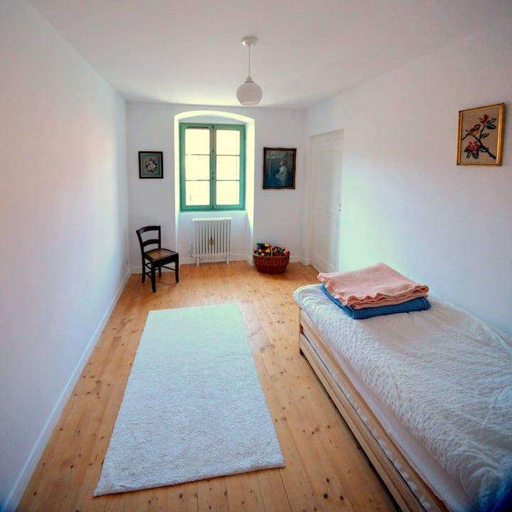 ห้องพักสำหรับคนเดียวที่เงียบสงบพร้อมมนต์เสน่ห์วินเทจและผ้าปูที่นอนนุ่ม