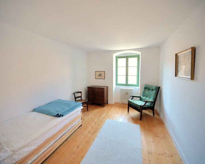 ห้องพักสองเตียงที่สงบพร้อมเสน่ห์วินเทจและผ้าปูที่นอนนุ่ม