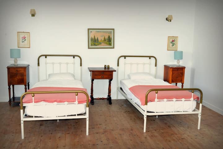 ห้องพักสองเตียงที่สงบพร้อมเสน่ห์วินเทจและผ้าปูที่นอนนุ่ม