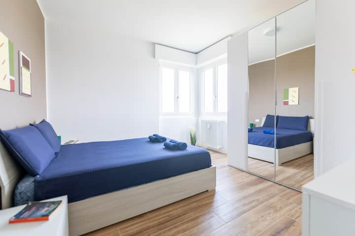 Dormitorio luminoso y sereno: disfruta de noches de descanso en una cómoda cama tamaño queen con sábanas suaves y abundante luz natural.