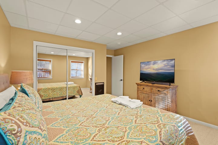 Ďalší pohľad zdôrazňuje otvorené usporiadanie tejto spálne, ktoré ponúka praktické úložné priestory a jednoduchý prístup. Hostia si môžu vyložiť veci, pohodlne sa ubytovať a vychutnať si pokojné miesto na každodenný odpočinok.