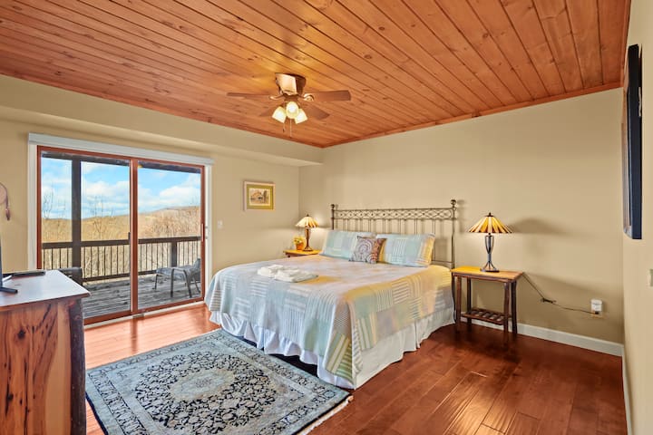 Táto spálňa sa otvára priamo na terasu, čo umožňuje ranným vtáčatám vyjsť von a vychutnať si ranný výhľad. Pohodlný nábytok a prirodzené svetlo vytvárajú pre hostí pokojné prostredie.