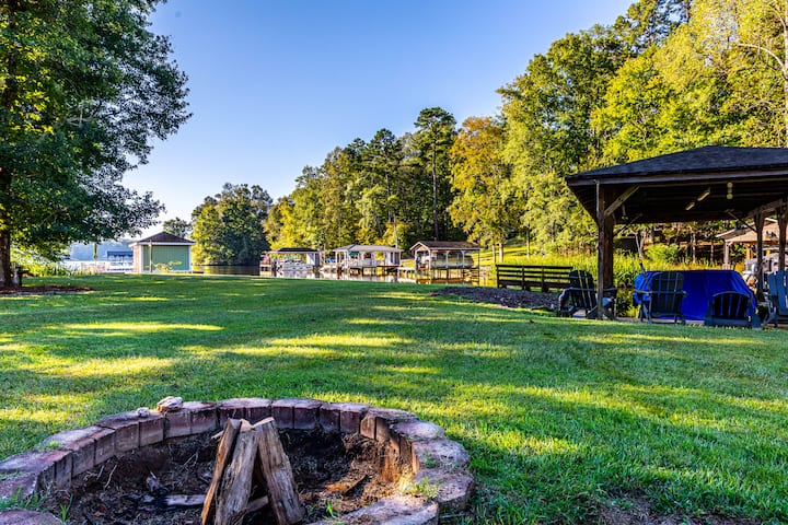 Lakefront Retreat W. Dock, Kayak & Paddleboard - Lake Sinclair, GA