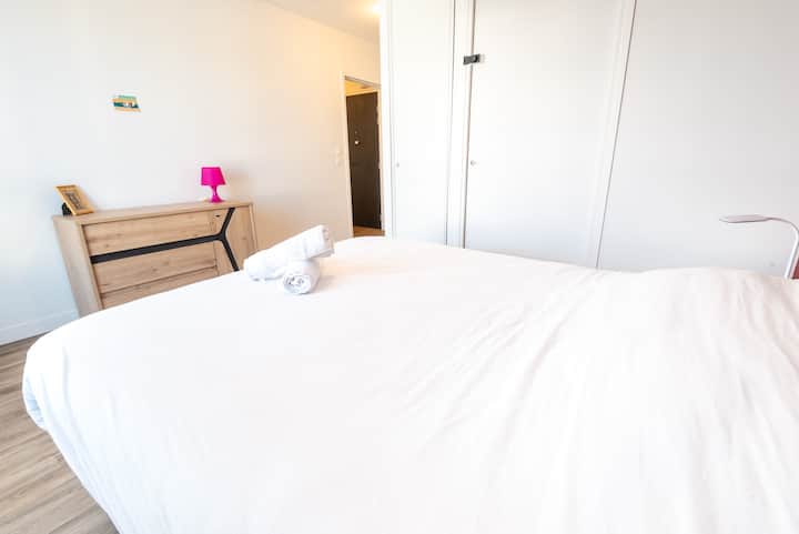 ห้องนอนคู่พร้อมพื้นที่เก็บเสื้อผ้า