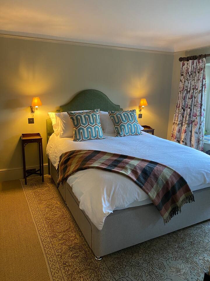 Cama tamaño king con baño privado.