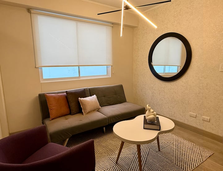 Sala cómoda pensada para el descanso y la convivencia, el cual es un espacio ideal para leer o disfrutar de una buena charla