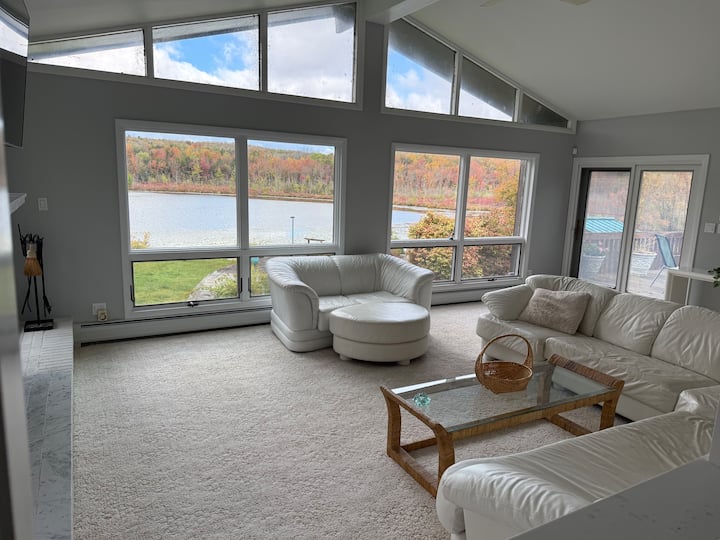 Gorgeous Lake Side Modern Home - Lake Ariel