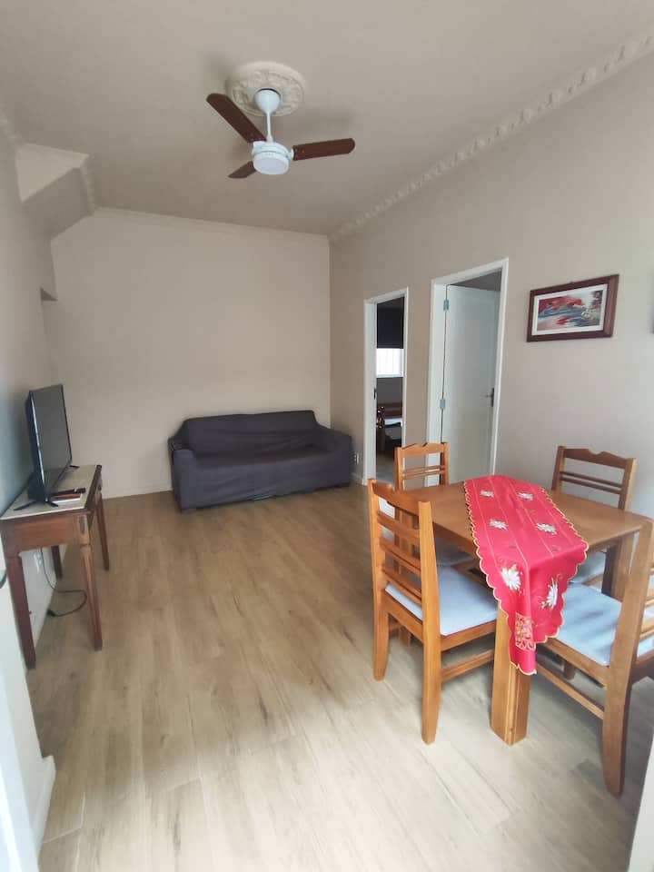 غرفة المعيشة: طاولة مع 4 كراسي وأريكة بمقعدين وطاولة مع تلفزيون 32 بوصة وواي فاي ومروحة سقف وألعاب (أوراق اللعب والصورة والحركة)