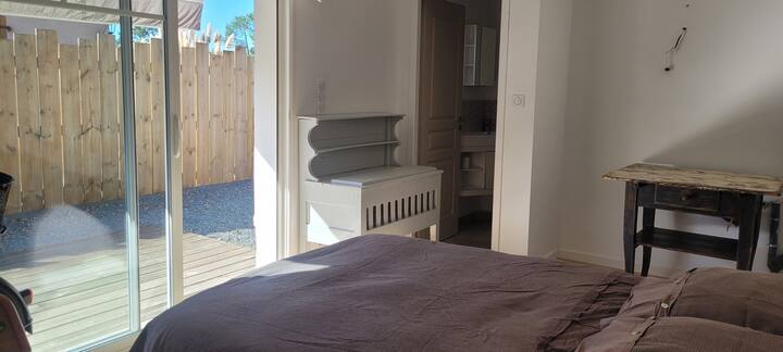 Спалня 4: самостоятелна на приземния етаж. Самостоятелен душ и тоалетна. 1 неделимо двойно легло (140 X 200).