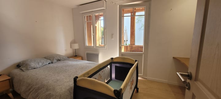 Спалня 2: двойно легло на едно ниво, което не може да се разделя (160 x 200) 
Директен изход към терасата. Предлага се бебешко креватче.