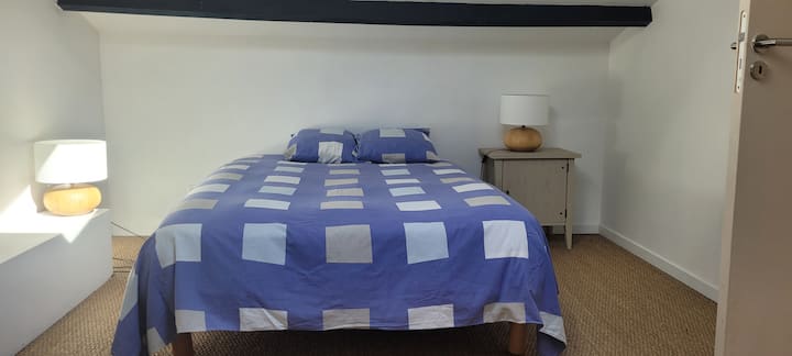 Спалня 3: таванско помещение на горния етаж с реверсивен климатик. 1 неделимо двойно легло (140 X 200)

