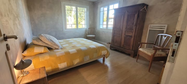 Спалня 1: едно ниво. Неделимо двойно легло (140 x 2 м)