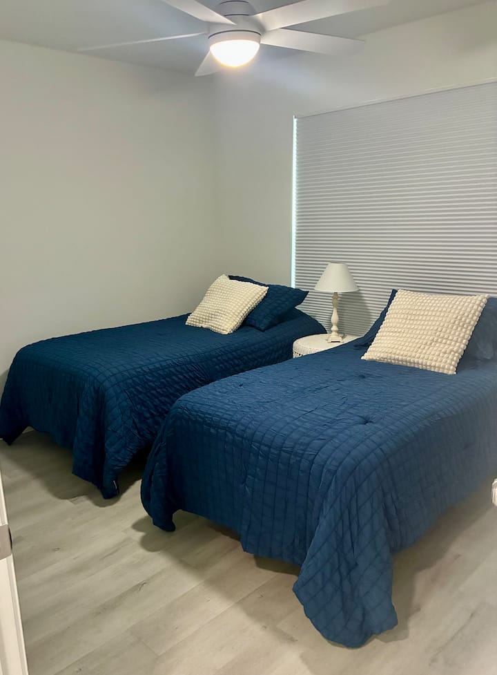 Втора спална соба со два единечни кревета и завеси за затемнување на собата 