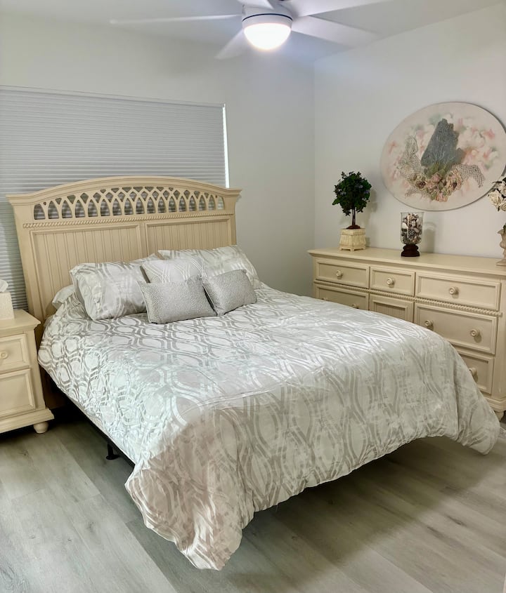 Главната спална соба има брачен кревет (широк 150-179 см), паметен телевизор и ролетни за затемнување на собата 