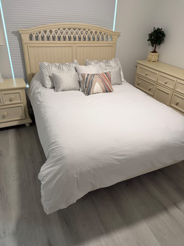Cama tamaño queen en el dormitorio principal