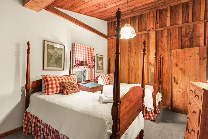 Charmante et nostalgique, cette chambre double ressemble à un chalet de montagne confortable. La literie douce et les touches de bois chaleureuses créent l'endroit idéal pour des nuits reposantes et des matinées tranquilles.