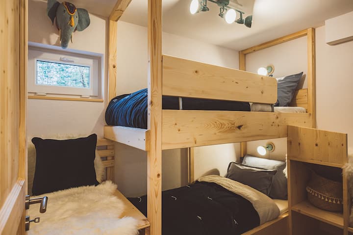 ห้องเด็กที่อบอุ่นพร้อมเตียงสองชั้นไม้ที่แข็งแรง พื้นที่เก็บของเพียงพอ ไฟแยกต่างหาก และการตกแต่งสัตว์ เหมาะสำหรับครอบครัว การผจญภัยเล็ก ๆ และค่ำคืนที่ผ่อนคลาย เฟอร์นิเจอร์ที่ทันสมัย เป็นกันเอง และใช้งานได้จริง