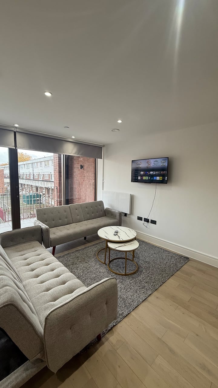 Stunning Three- Bedrooms Apartment - London