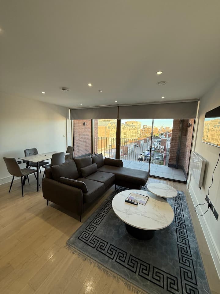 Stunning Three-bedrooms Apartment - Ilford