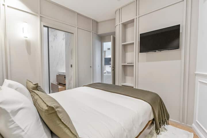 Druhá spálňa s veľmi pohodlnou posteľnou bielizňou a útulnou posteľou, určená na úplný relax. Zahŕňa televízor, veľkorysý priestor v skrini a vlastnú kúpeľňu pre pohodlie a súkromie.