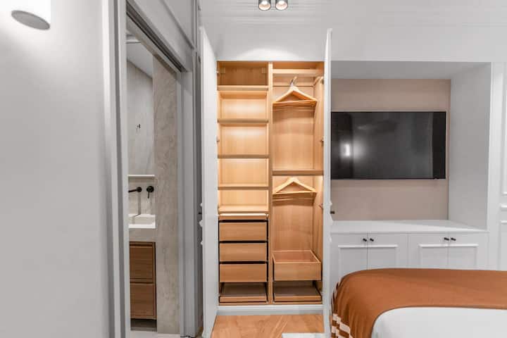 Ultra útulná spálňa s mimoriadne pohodlnou posteľou a posteľnou bielizňou ako v 5-hviezdičkovom hoteli. Mäkké textúry, televízor, veľký priestor v skrini a kúpeľňa – navrhnuté pre odpočinok, súkromie a úplné pohodlie.