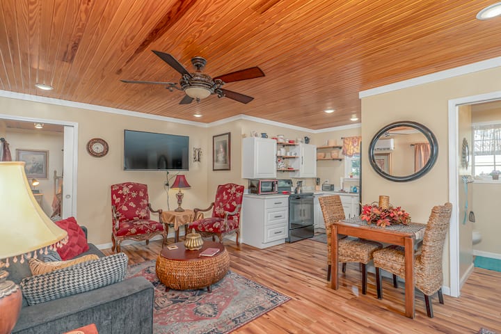 Mama Sara’s Cozy Cottage - Lake Frierson State Park, Jonesboro