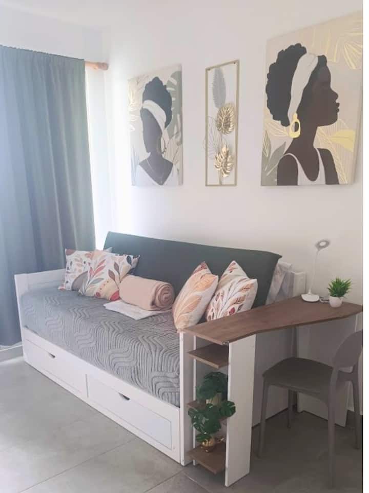 Sofa cama, que puedes abrir para tener una cama queen.