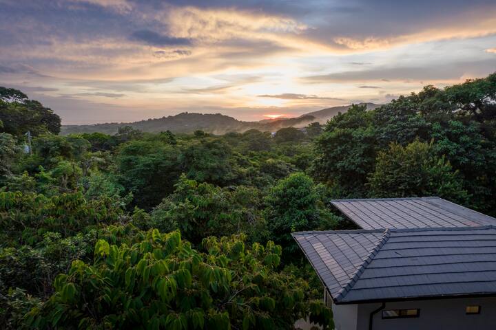 Casita Sanctuario 3 min from beach w/ sunset view
