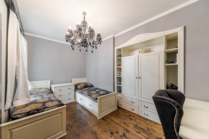La deuxième chambre avec 2 lits séparés, peut être mise ensemble si nécessaire. Les lits mesurent 90 x 200 m. Également avec une étagère et un espace de travail
