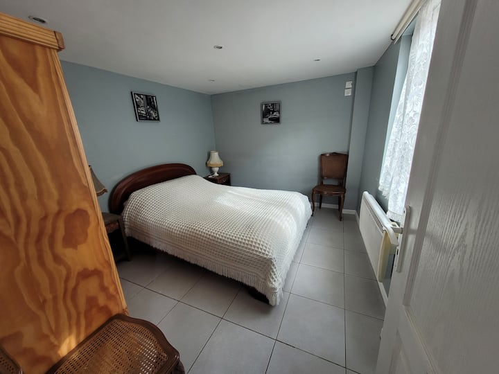 غرفة نوم واحدة مع سرير 140 سم وخزانة تخزين  