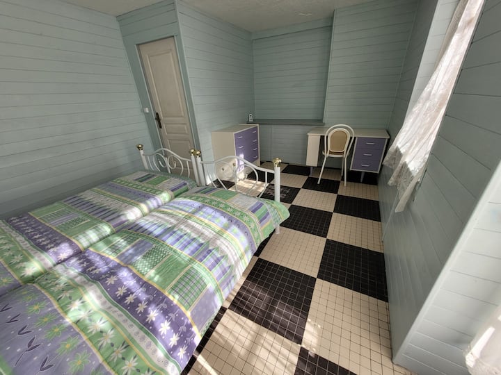 غرفة نوم 2 مع سرير 90 سم ومساحة مكتب وتخزين  