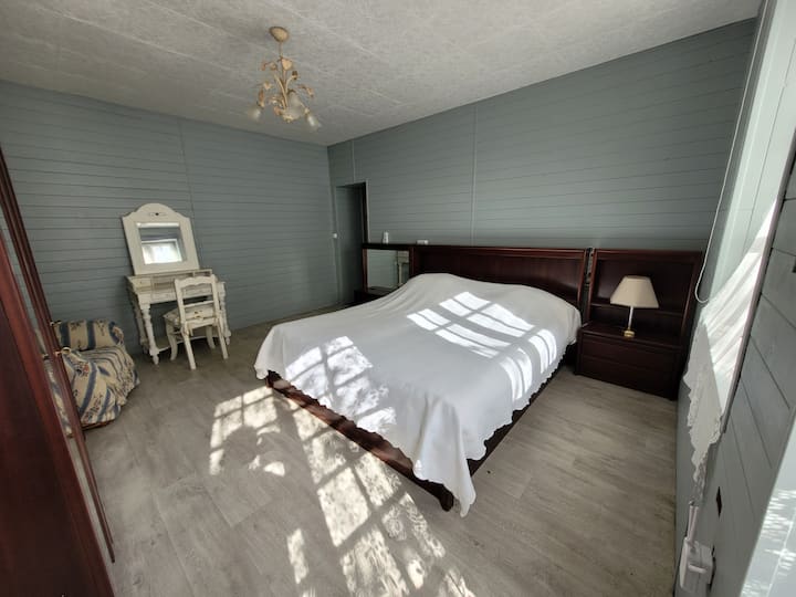 غرفة 3 مع سرير بعرض 180 سم مع خزانة تخزين وكرسي بذراعين ومساحة مكتب 